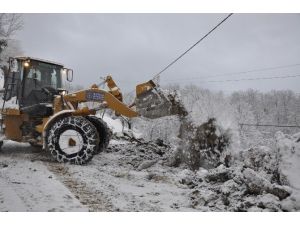 Bursa’da 50 Tonluk Kaya Yol Kapattı