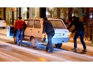 Bandırma’da Caddeler Buz Pistine Döndü