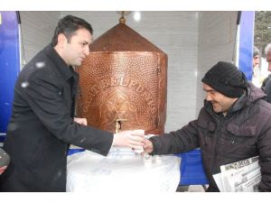 Kar Yağışı Altında Vatandaşa Sıcak Çorba İkramı