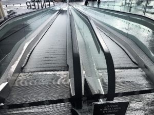 Alışveriş Merkezindeki Yürüyen Merdivenler Dondu