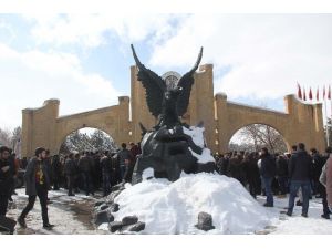 Atatürk Üniversitesi Öğrencileri Özgecan İçin Tek Yürek Oldu