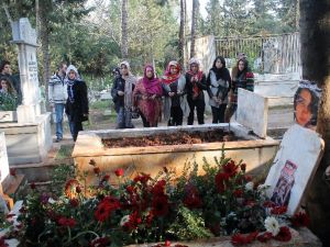 Mezarı Ziyaretçisiz Kalmıyor