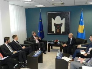 Ab Temsilcisi Hahn Kosova Başbakanı Mustafa İle Görüştü