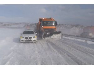 Buzlanan Yollar Sürücülere Zor Anlar Yaşattı