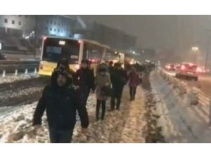 Sefaköy’de Metrobüsler Rampaya Takıldı