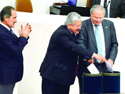 Alkışlar BDPli Ufuk Urasa