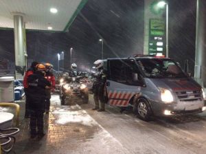 Yolda Kalanlara Atv Motorlarıyla Yardıma Koştular