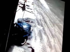 Çatıdan Düşen Kar Kütleleri Sonları Oluyordu