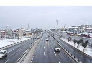 Özel Araçlar Trafiğe Çıkmayınca Yollar Boş Kaldı