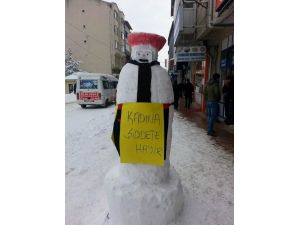Esnaflar Kardan Adam Yaparak ‘Kadına Şiddete Hayır’ Dedi