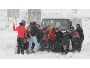 Kara Saplanan Servis Minibüsünü İşçiler Kurtardı