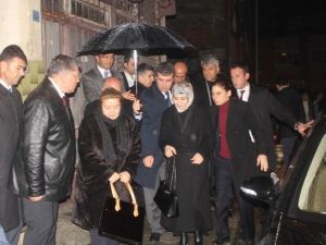 Sare Davutoğlu Özgecan’ın Ailesini Ziyaret Etti