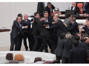 Genel Kurul Karıştı, Milletvekili Merdivenden Düştü