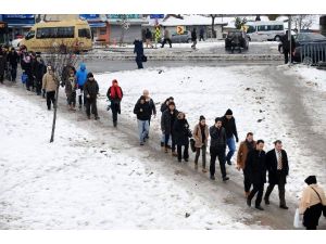 Vatandaşların Buzlu Kaldırımlarla İmtihanı
