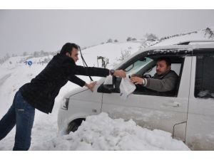 Belediye Yolda Kalan Vatandaşları Otellere Taşıdı