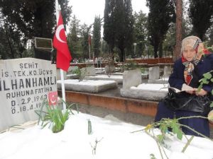 23 Yıldır Her Cuma Şehit Oğlunun Kabrini Ziyaret Ediyor