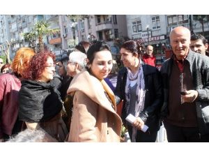 Hdp’den Özgecan’ın Ailesine Taziye Ziyareti