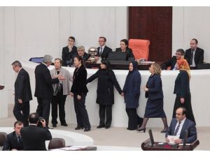 Ak Partili Kadın Milletvekilleri Koruma Zinciri Oluşturdu