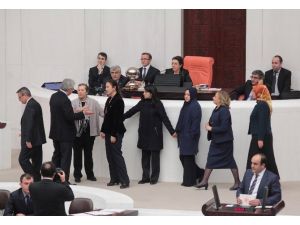 Ak Partili Kadın Vekillerden Meclis’te Zincirli Koruma