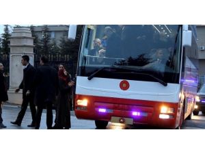 Cumhurbaşkanı Erdoğan’ın Otobüsünü Durdurdu, İki Çocuğu İçin Yardım İstedi