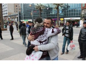 Sarılma Eylemine Akıl Sır Erdiremediler