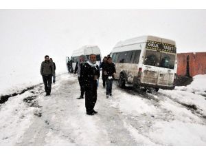 Siverek’te Öğrenci Servisleri Karda Mahsur Kaldı