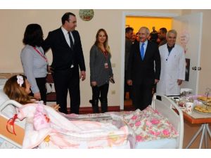 Kılıçdaroğlu, Yeni Doğan Bebeklere Ve Ailelerine Hediye Verdi