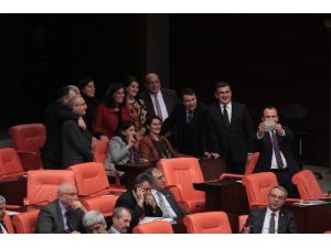 Hdp’li Vekillerden ’İç Güvenlik’ Selfiesi