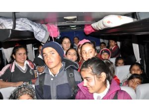 Öğretmen Ve Öğrenciler Donmaktan Son Anda Kurtarıldı