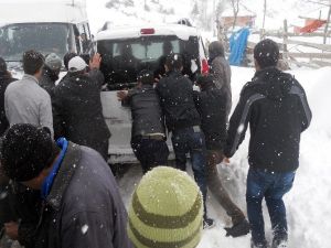 15 Dolmuş Yolcularıyla Birlikte Mahsur Kaldı
