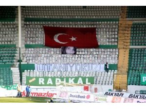 Bursaspor Taraftarlarından Özgecan İçin Pankart