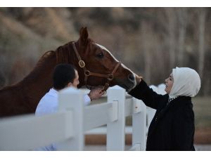 Emine Erdoğan Atla Tedavi Merkezini Ziyaret Etti