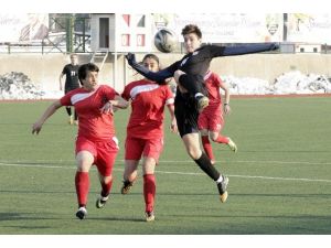 Kadın Futbolcular Özgecan’ı Unutmadı