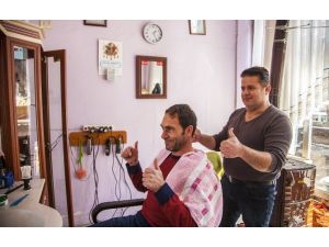 10 Yıldır İşaret Diliyle Tıraş Yapıyor