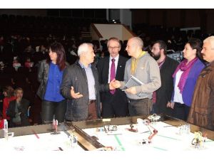 Küçük Bilim Adamları Robotlarını Yarıştırdı