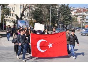 Genç Kızlar Özgecan İçin Yürüdü