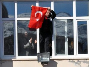 Sivas’ta Ülkücüler Fakültelere ‘Türk Bayrağı’ Astı