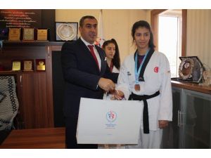 Avrupa Şampiyonu Tekvandoculardan, Gençlik Ve Spor İl Müdürü Şiran’a Ziyaret
