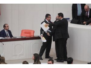 Mecliste Yaşanan Tartışmada Mikrofon Kırıldı