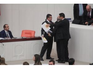 Mecliste Yaşanan Tartışmada Mikrofon Kırıldı