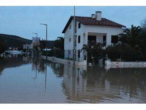 Çeşme’de Suların Tahliyesi Sabaha Kadar Devam Etti
