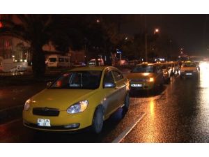 Taksicilerden Gece Yarısı ’Özgecan’ Eylemi