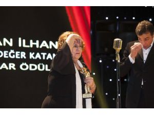 Kerem Alışık “Çolpan İlhan Ödülünü Gözyaşlarıyla Verdi