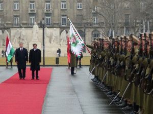 Başbakan Davutoğlu, Macaristan’da Resmi Törenle Karşılandı