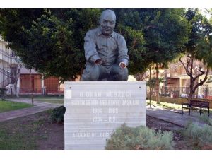 Merhum Başkanın Heykelinin Elleri Çalındı