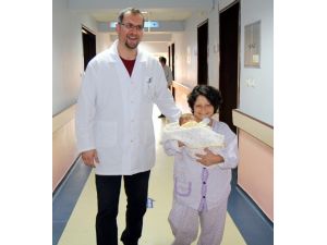 Denizli’de 110 Santimetrelik Annenin 46 Santimetrelik Çocuğu Oldu