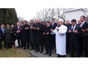 Başbakan Davutoğlu, Budapeşte’de Türk Şehitliği’ni Ziyaret Etti