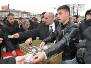 Sivas’ta Necmettin Erbakan İçin Helva Dağıtıldı