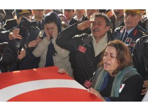 Şehit Evladına Selamla Veda Etti