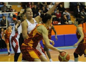 Dişi Aslanlar Deplasmanda Kükredi